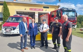 Zdjęcie czarno-ż&oacute;łtego quada na rzecz OSP Kobylany. Na zdjęciu przedstawiciele władzy oraz jednostki OSP Kobylany. 