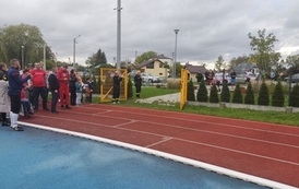 Uczestnicy Pikniku charytatywnego dla Pawła, zgromadzeni na bieżni Kompleksu Boisk Sportowych w Chork&oacute;wce