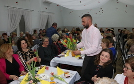 Zdjęcie os&oacute;b siedzących przy stoliku. 