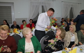 Zdjęcie os&oacute;b siedzących przy stoliku. 