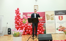 Elegancko ubrany mężczyzna śpiewa. 