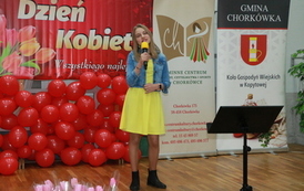 Wokalistka w ż&oacute;łtej sukience. Śpiewa. 