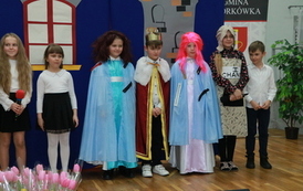 Dziewczynki występujące na scenie. za nimi dekoracja przypominająca zamek. Na scenie sa także osoby wystylizowane na księżniczki. 