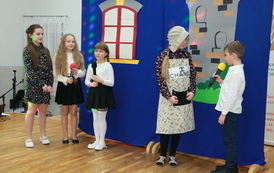 Dziewczynki występujące na scenie. za nimi dekoracja przypominająca zamek.