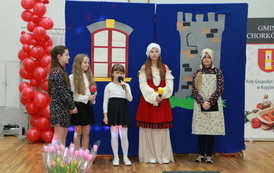 Dziewczynki występujące na scenie. za nimi dekoracja przypominająca zamek.