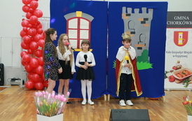 Dziewczynki występujące na scenie. za nimi dekoracja przypominająca zamek.