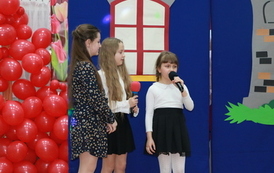 Dziewczynki występujące na scenie. za nimi dekoracja przypominająca zamek. 