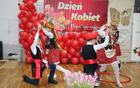 Dzieci tańczące krakowiaka. Dzieci ubrane w stroje ludowe. 