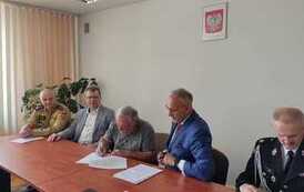 Spotkanie informacyjne przedstawicieli rządu oraz władz gminnych a także strażak&oacute;w, dotyczące przyznanych środk&oacute;w finansowych. 