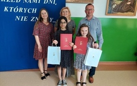 Zdjęcie laureat&oacute;w podczas wręczania nagr&oacute;d. 