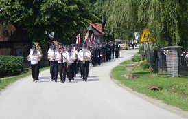 Zdjęcie wykonane podczas przemarszu uczestnik&oacute;w spotkania. Orkiestra Dęta na czele.