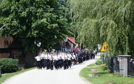 Zdjęcie wykonane podczas przemarszu uczestnik&oacute;w spotkania. Orkiestra Dęta na czele. 