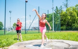 Zdjęcie wykonane podczas rzutu dyskiem. 