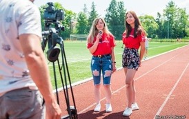 Zdjęcie wolontariuszek. Dwie kobiety w czerwonych podkoszulkach. 