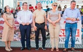 Zdjęcie wsp&oacute;łorganizator&oacute;w podczas rozpoczęcia spartakiady. 