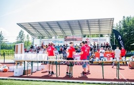 Zdjęcie uczestnik&oacute;w Spartakiady wykonane na murawie boiska. 