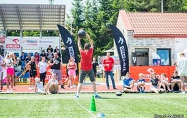 Zdjęcie uczestnik&oacute;w Spartakiady wykonane na murawie boiska. 