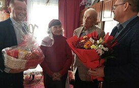 Zdjęcie jubilat&oacute;w wraz z przedstawicielami władzy gminnej. 