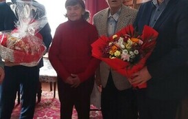 Zdjęcie jubilat&oacute;w wraz z przedstawicielami władzy gminnej. 