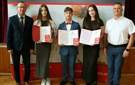 Na zdjęciu laureaci nagr&oacute;d w&oacute;jta gminy Chork&oacute;wka za osiągnięcie wysokich wynik&oacute;w w nauce. Uczniowie pozują na tle ścianki z herbem gminy w towarzystwie pana w&oacute;jta oraz dyrektor&oacute;w swoich szk&oacute;ł. 