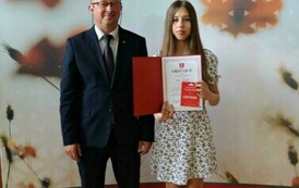 Na zdjęciu laureaci nagr&oacute;d w&oacute;jta gminy Chork&oacute;wka za osiągnięcie wysokich wynik&oacute;w w nauce. Uczniowie pozują na tle ścianki z herbem gminy w towarzystwie pana w&oacute;jta oraz dyrektor&oacute;w swoich szk&oacute;ł. 
