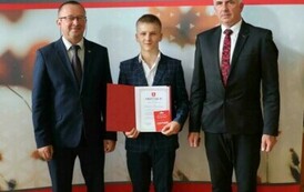 Na zdjęciu laureaci nagr&oacute;d w&oacute;jta gminy Chork&oacute;wka za osiągnięcie wysokich wynik&oacute;w w nauce. Uczniowie pozują na tle ścianki z herbem gminy w towarzystwie pana w&oacute;jta oraz dyrektor&oacute;w swoich szk&oacute;ł. 
