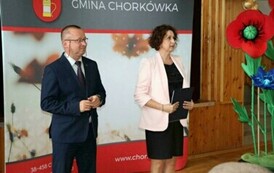 Na zdjęciu laureaci nagr&oacute;d w&oacute;jta gminy Chork&oacute;wka za osiągnięcie wysokich wynik&oacute;w w nauce. Uczniowie pozują na tle ścianki z herbem gminy w towarzystwie pana w&oacute;jta oraz dyrektor&oacute;w swoich szk&oacute;ł. 
