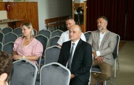 Na zdjęciu laureaci nagr&oacute;d w&oacute;jta gminy Chork&oacute;wka za osiągnięcie wysokich wynik&oacute;w w nauce. Uczniowie pozują na tle ścianki z herbem gminy w towarzystwie pana w&oacute;jta oraz dyrektor&oacute;w swoich szk&oacute;ł. 