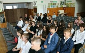 Na zdjęciu laureaci nagr&oacute;d w&oacute;jta gminy Chork&oacute;wka za osiągnięcie wysokich wynik&oacute;w w nauce. Uczniowie pozują na tle ścianki z herbem gminy w towarzystwie pana w&oacute;jta oraz dyrektor&oacute;w swoich szk&oacute;ł. 