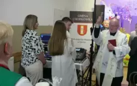 Święcenie pokarm&oacute;w przez księdza. 