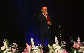 Pzremawia W&oacute;jt gminy Chork&oacute;wka. Ma na sobie ciemny garnitur. 