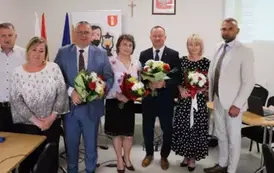 Zdjęcie W&oacute;jta wraz z przewodniczącymi rady gminy chork&oacute;wka a także zastępcą, panią sekretarz i panią skarbnik. 