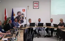 Na zdjęciu widoczna sala narad Gminy Chork&oacute;wka oraz obradujący w niej radni rady gminy. 