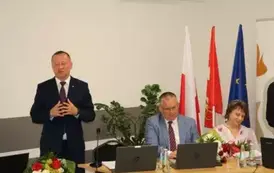 Na zdjęciu widoczny w&oacute;jt oraz jego zastepca podczas rady absolutoryjnej. 