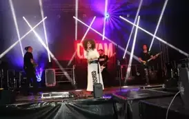 Wyst ep kolejnego zespołu, na zdjęciu wokalistka ubrana na biało oraz muzycy