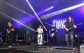 Wyst ep kolejnego zespołu, na zdjęciu wokalistka ubrana na biało oraz muzycy. 