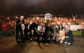 Zdjęcie grupowe przedstawiciele władzy, organizatorzy i zesp&oacute;ł Papa D. 