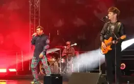 Wystep zespołu Papa D, na scenie widoczny wokalista w ubraniu w kratkę. 