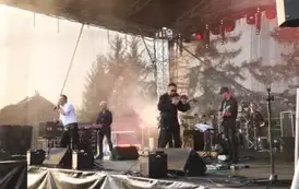 Wystep zespołu, na zdjęciu mężczyzna stylizowany na g&oacute;rala oraz muzycy.