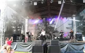 Wystep zespołu, na zdjęciu mężczyzna stylizowany na g&oacute;rala oraz muzycy.