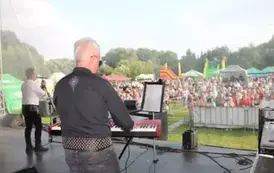 Wystep zespołu, na zdjęciu mężczyzna stylizowany na g&oacute;rala oraz muzycy.