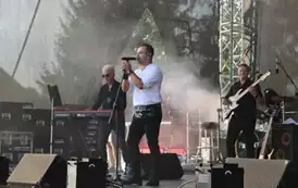 Wystep zespołu, na zdjęciu mężczyzna stylizowany na g&oacute;rala oraz muzycy. 