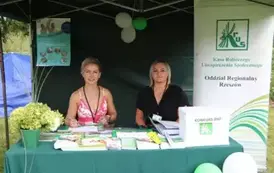 dwie kobiety w namiocie Kasy Rolniczej. 