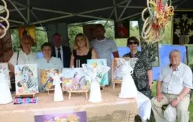 Zdjęcie senior&oacute;w, kt&oacute;rzy mieli swoje stoisko podczas imprezy, a na kt&oacute;rym prezentowali rekodzieło. 