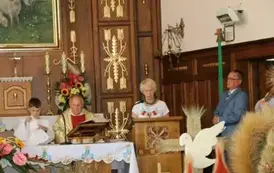 Msza, zgromadzeni wierni oraz proboszcz parafii Falisz&oacute;wka. 
