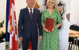 Pani dyrektor szkoły w Falisz&oacute;wce w towarzystwie w&oacute;jta. 