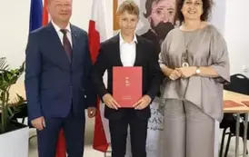 Stypendysta w towarzystw w&oacute;jta i pani dyrektor. Zdjęcie po odebraniu nagrody. 