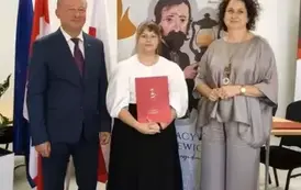 Stypendystka w towarzystw w&oacute;jta i pani dyrektor. Zdjęcie po odebraniu nagrody. 