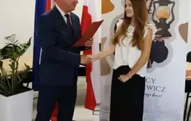 Stypendystka w towarzystw w&oacute;jta i pani dyrektor. Zdjęcie po odebraniu nagrody. 