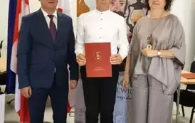 Stypendystka w towarzystw w&oacute;jta i pani dyrektor. Zdjęcie po odebraniu nagrody. 